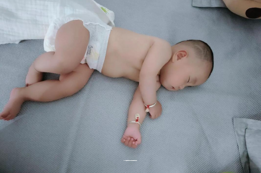 新乡两个月宝宝肚子胀气